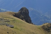 61 Vista dal Monte Mincucco sul Baitone Mincucco con barek e sullo sperone roccioso con la croce lignea